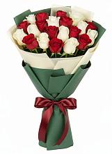 Букет Микс из красных и белых роз в Поспелихе