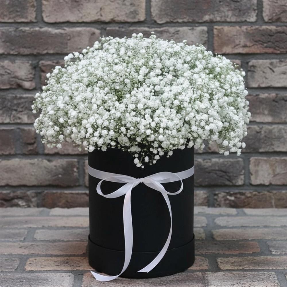 Цветочная композиция из Гипсофила в шляпной коробке в Поспелихе