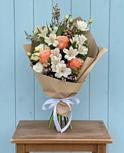 Букет цветов из:  Альстромерии, Лизиантусы, Розы и Хризантемы в Поспелихе