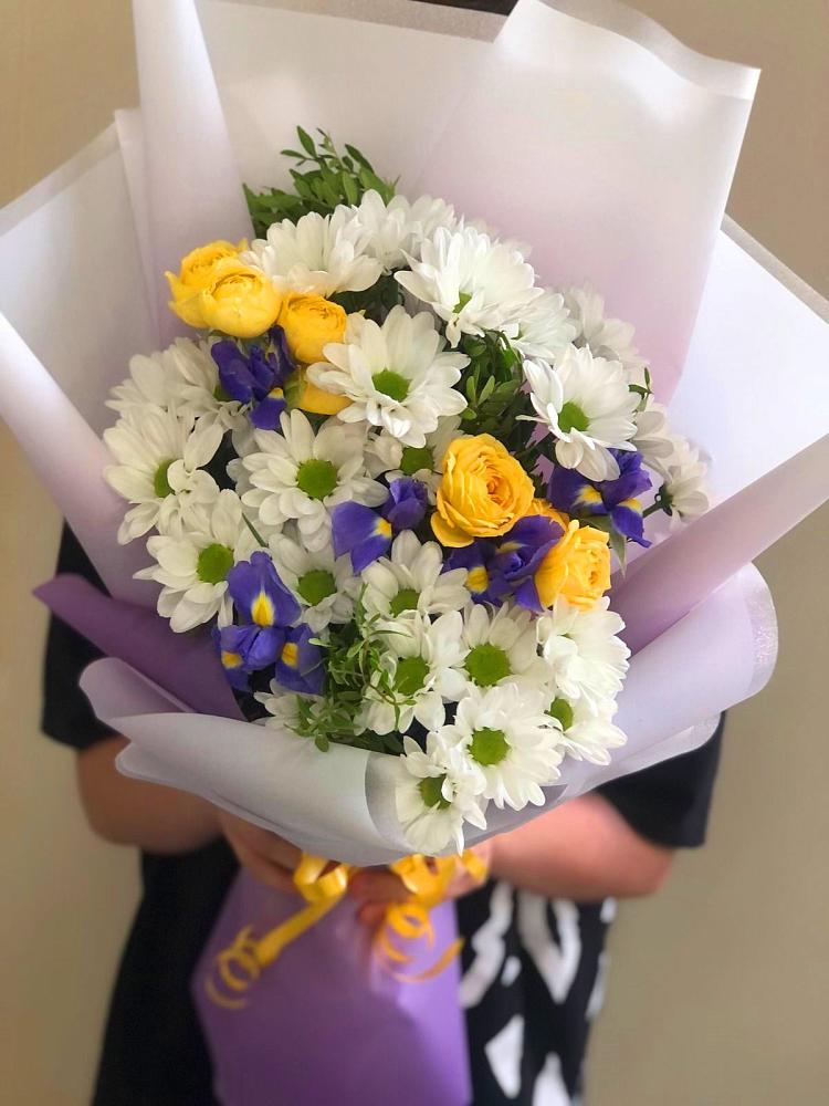 Букет цветов из: Ирисы, Хризантемы и Розы в Поспелихе