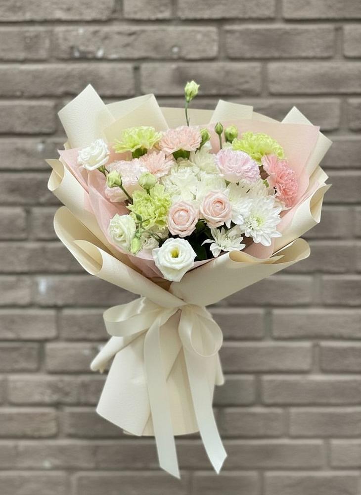 Букет цветов из: Гвоздики, Розы, Лизиантусы и Хризантемы в Поспелихе