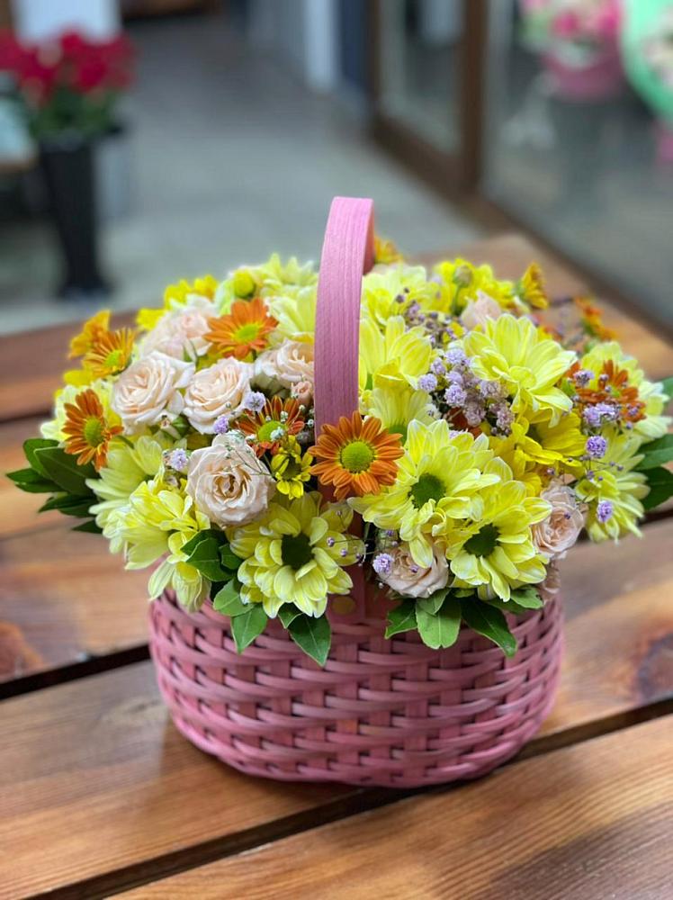 Цветочная композиция из Хризантемы и Розы в корзине в Поспелихе