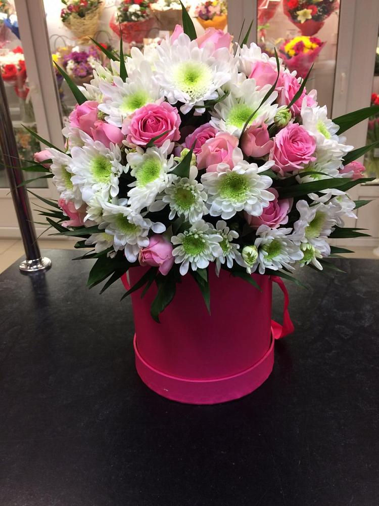 Цветочная композиция из Розы и Хризантемы в шляпной коробке в Поспелихе