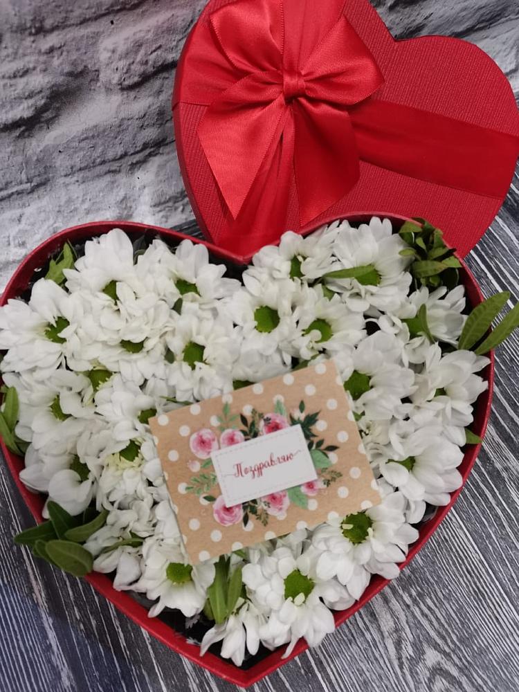 Цветочная композиция из Хризантемы в виде сердца в Поспелихе