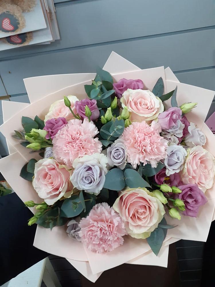 Букет цветов из: Розы, Гвоздики и Лизиантусы в Поспелихе